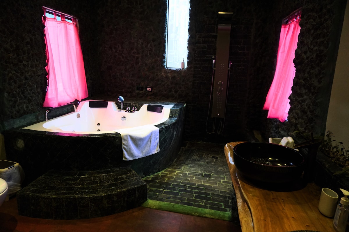 埃雷迪亚山脉带按摩浴缸的独立房间