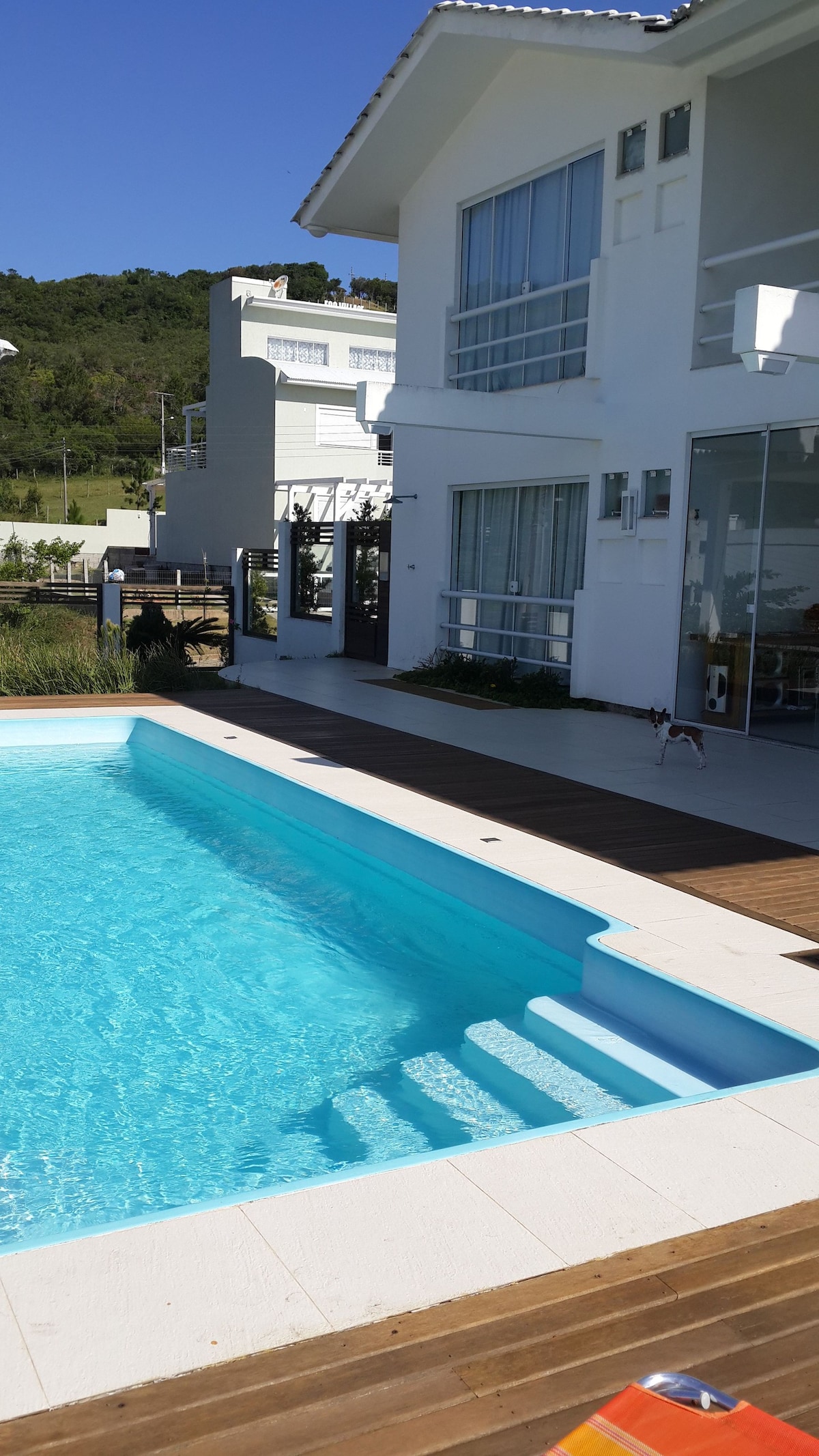 Casa Família - 4 suítes + piscina