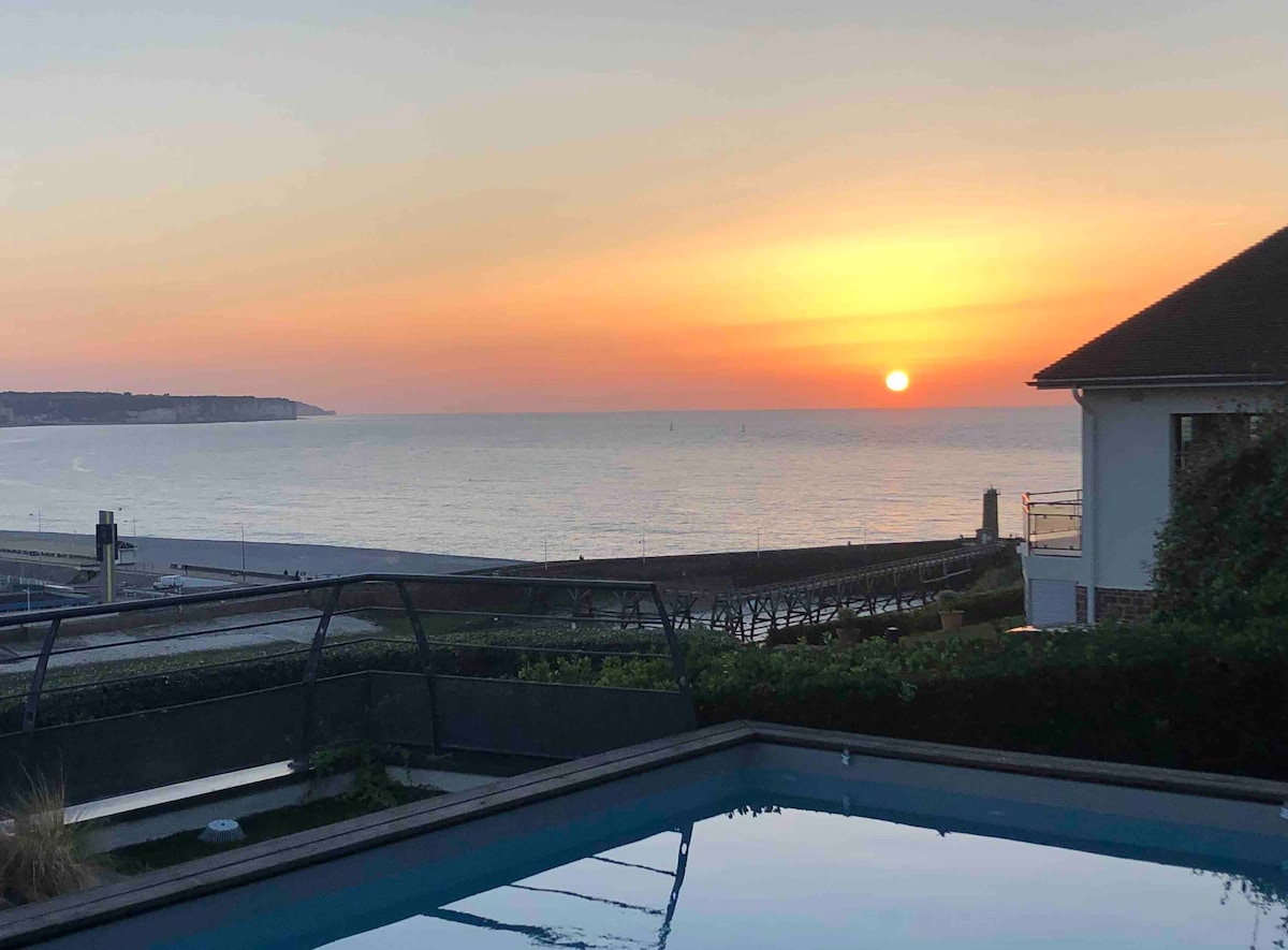 Maison avec piscine vue port, falaises et mer