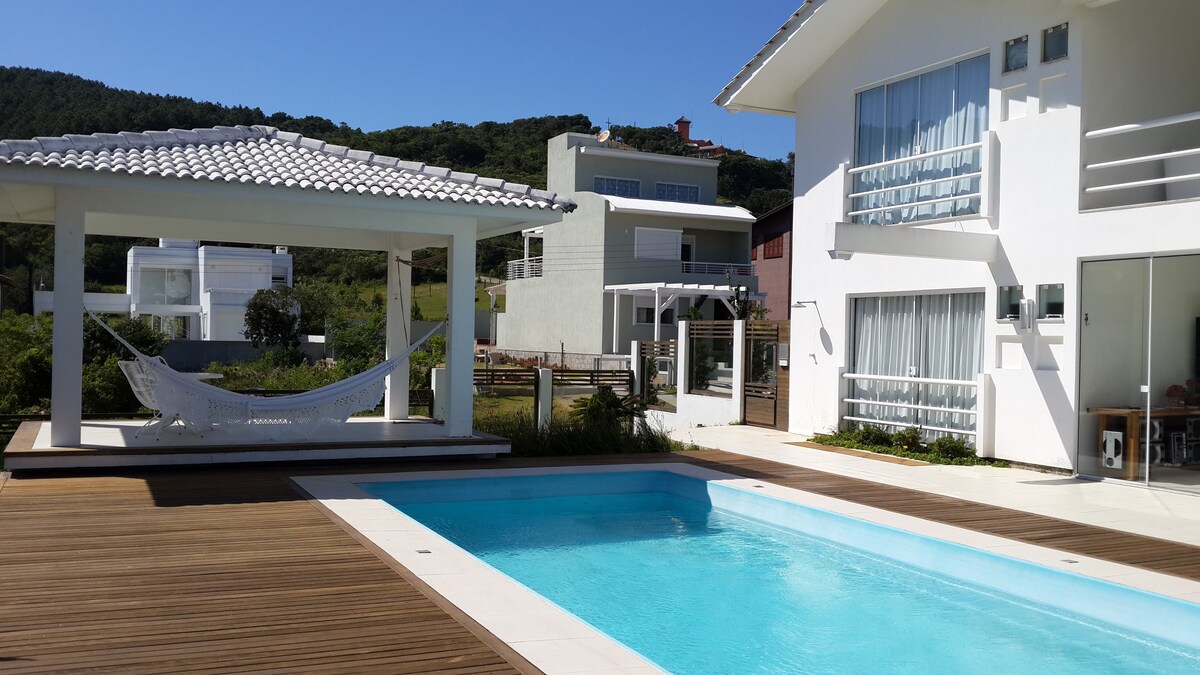 Casa Família - 4 suítes + piscina
