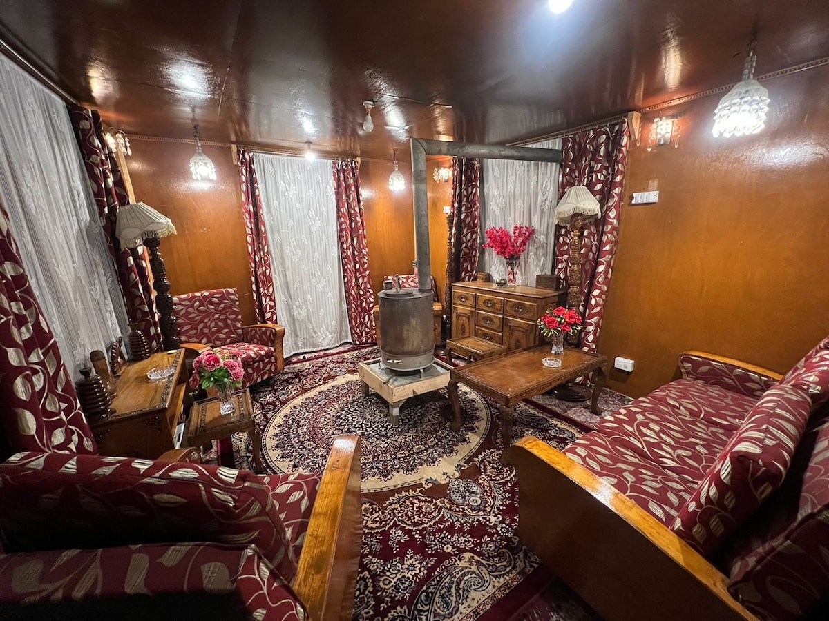 Room in House Boat | Dal Lake
