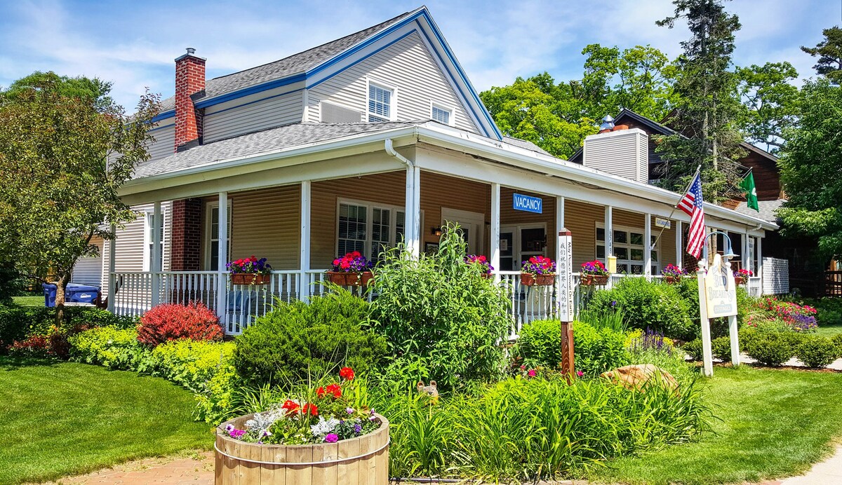 Queen's Room - Glen Arbor Bed and Breakfast