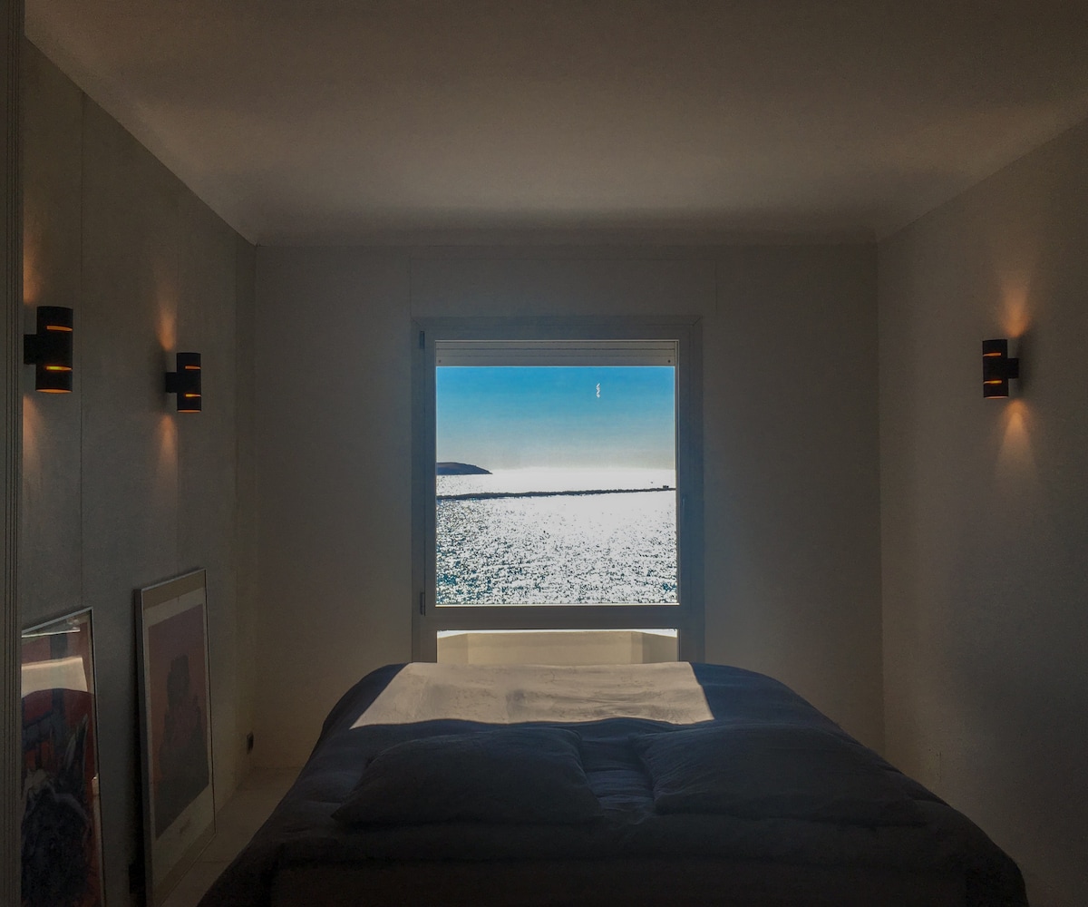 公寓很漂亮，可俯瞰加泰罗尼亚海滩