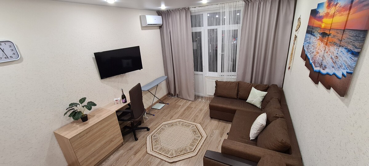 公寓位于索契市中心，可俯瞰大海和山脉。