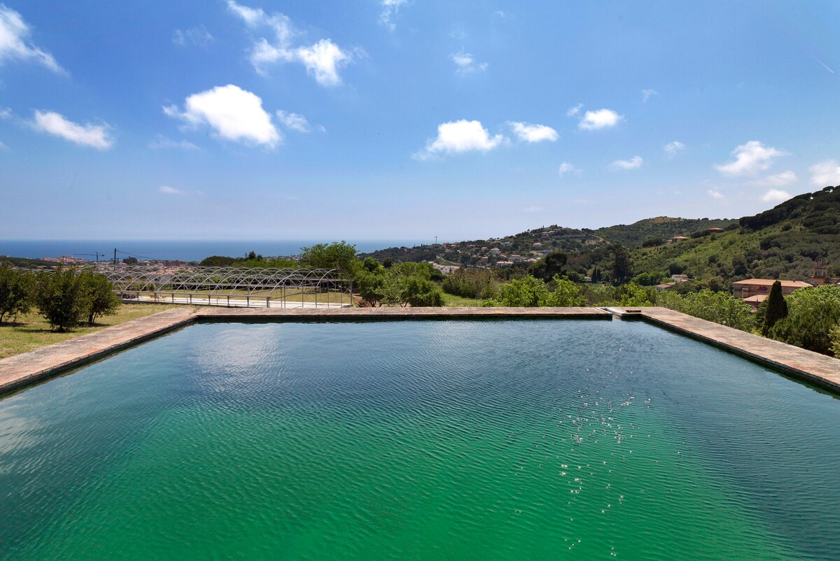 私家设计师之家，其私家泳池靠近海滩和村庄