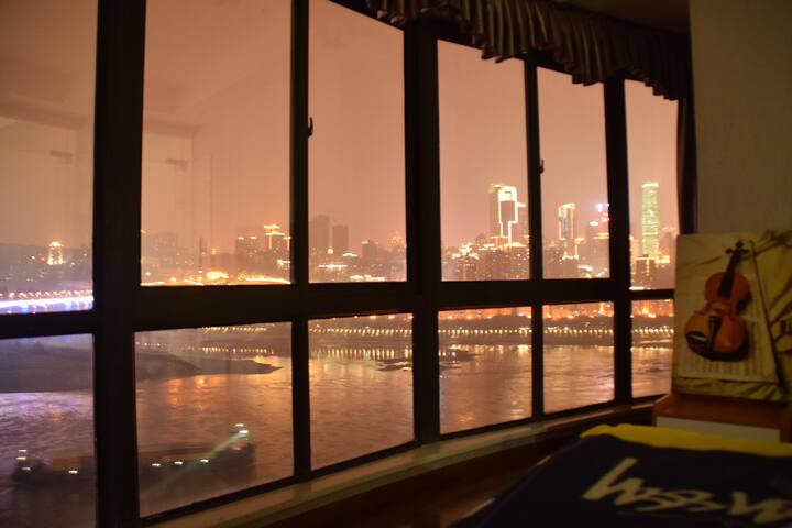 解放碑江边的巨大落地窗赏一线长江夜景的枕江阁,10分钟到洪崖洞朝天