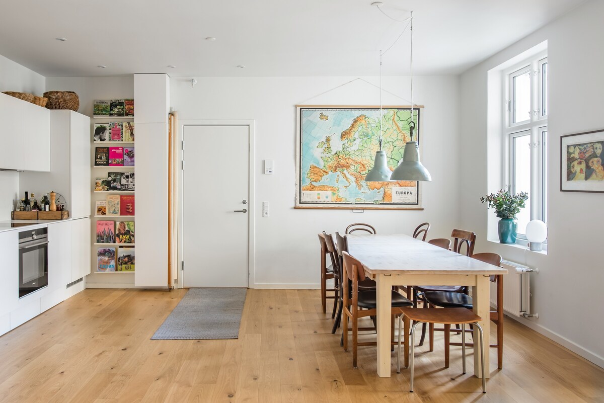 位于哥本哈根市中心的现代化、充满艺术气息的公寓