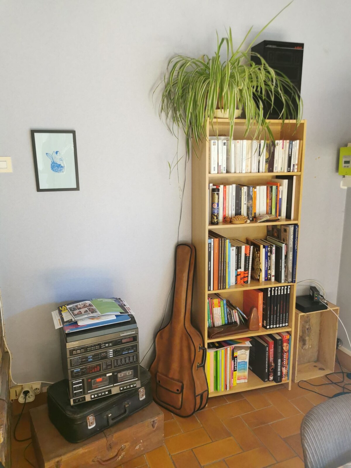 Grande chambre lumineuse avec bureau