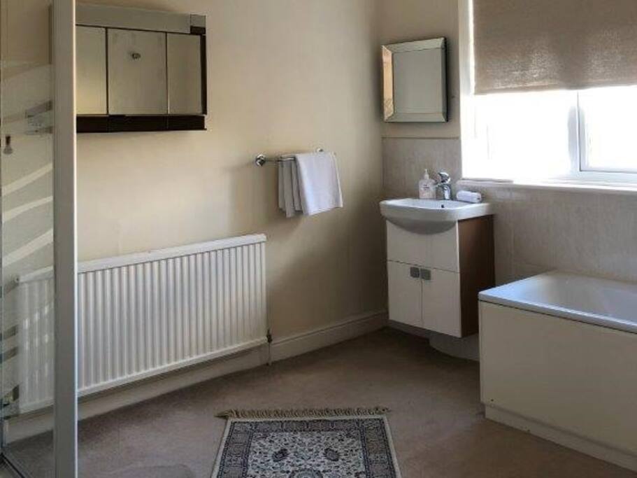 twin-comfort-shared bathroom-room 3