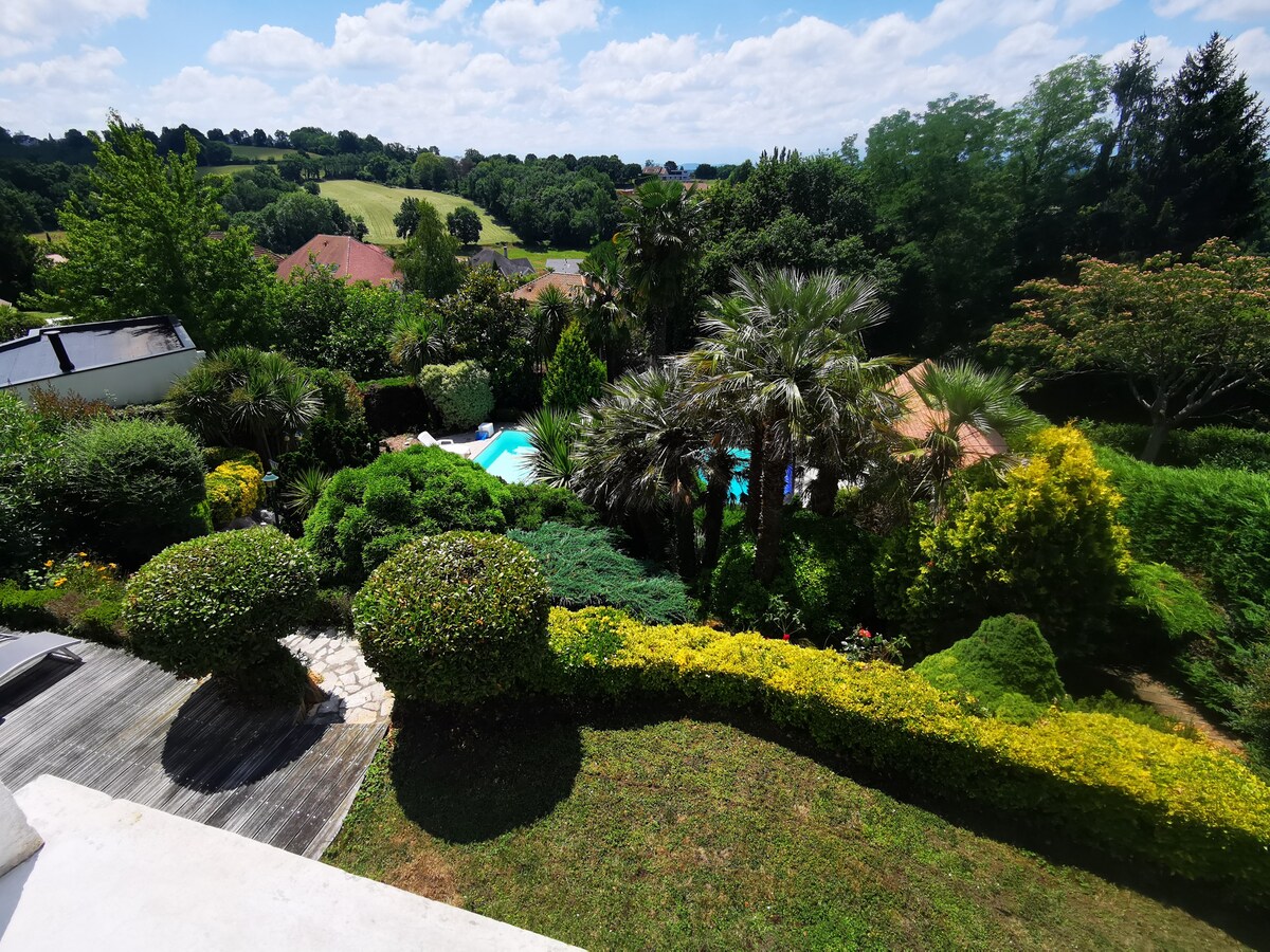 Maison avec piscine vue Pyrénées près de Pau