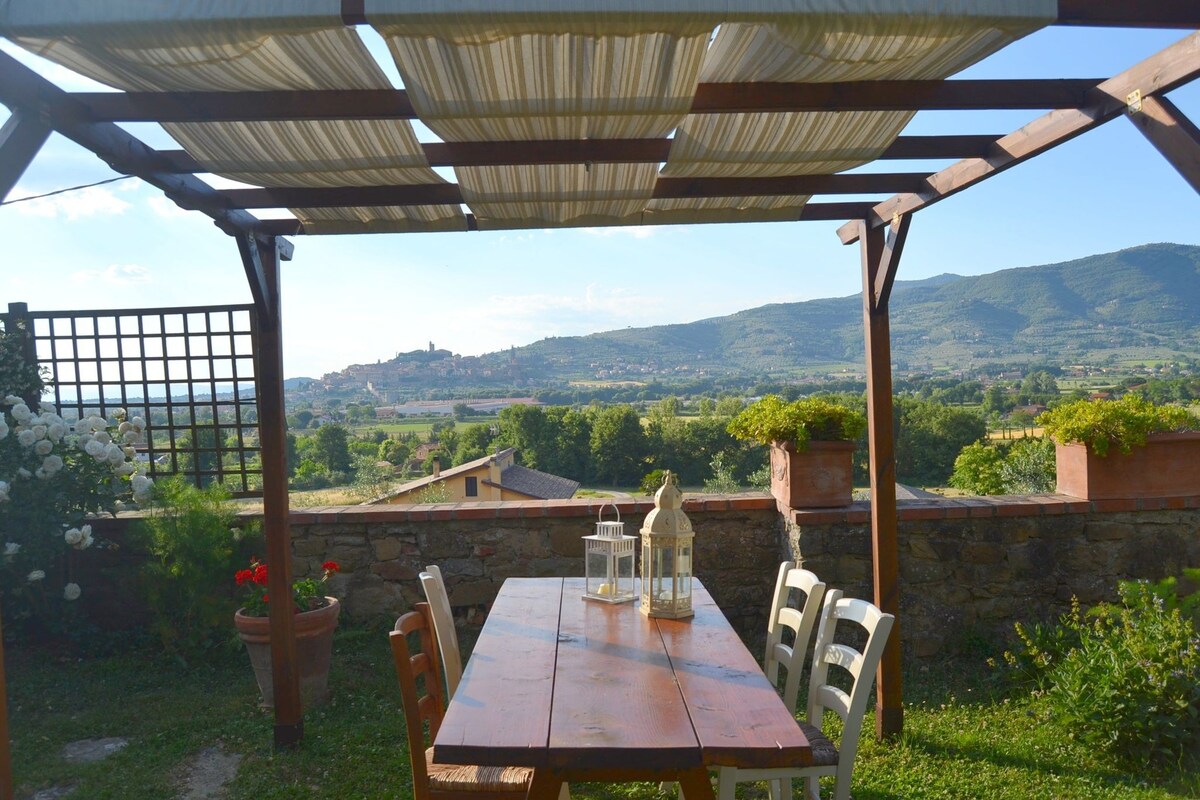 Characteristic cottage in the Tuscan hills