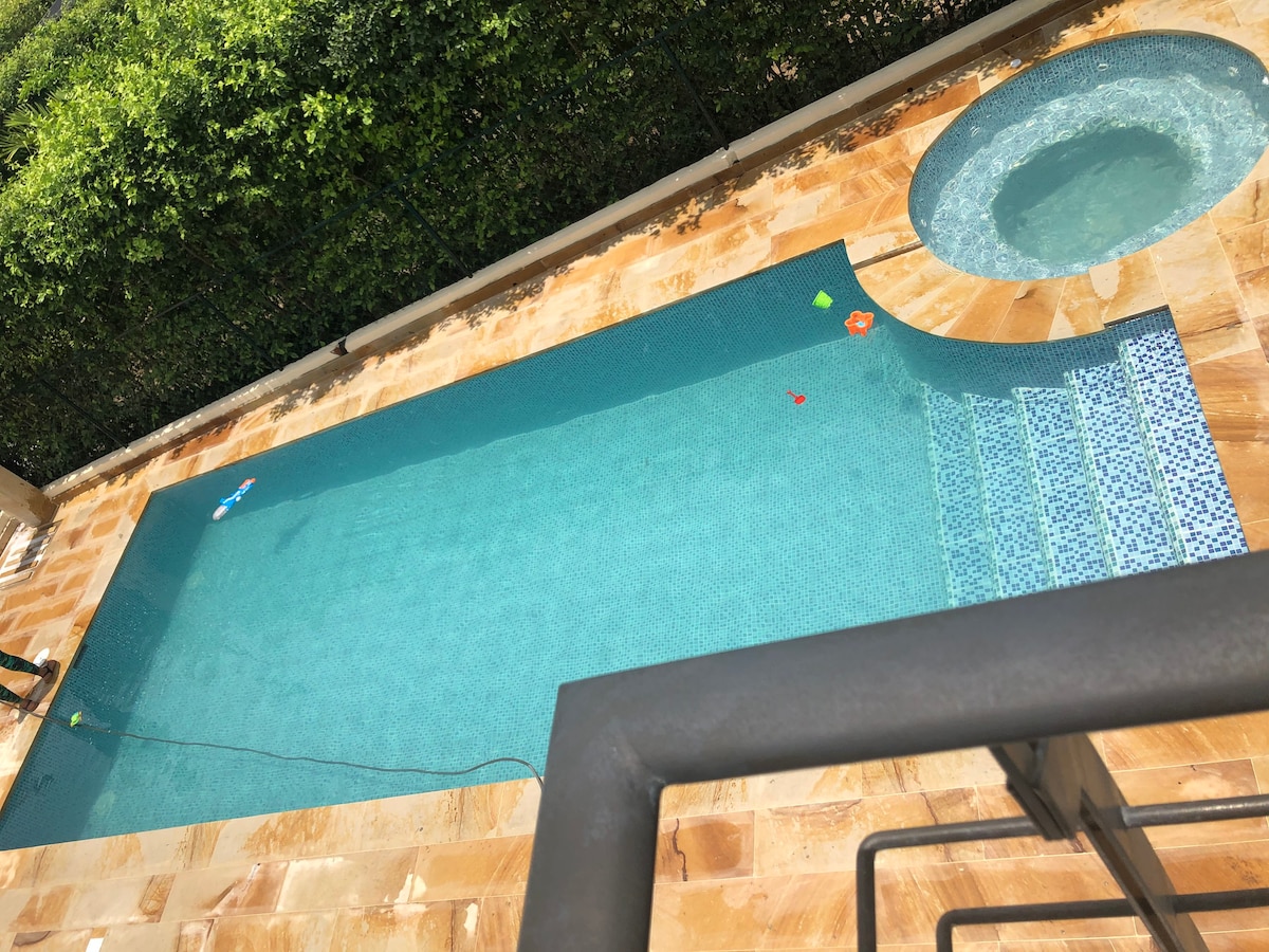 Casa Ricaurte piscina privada, jacuzzi,asados,wifi