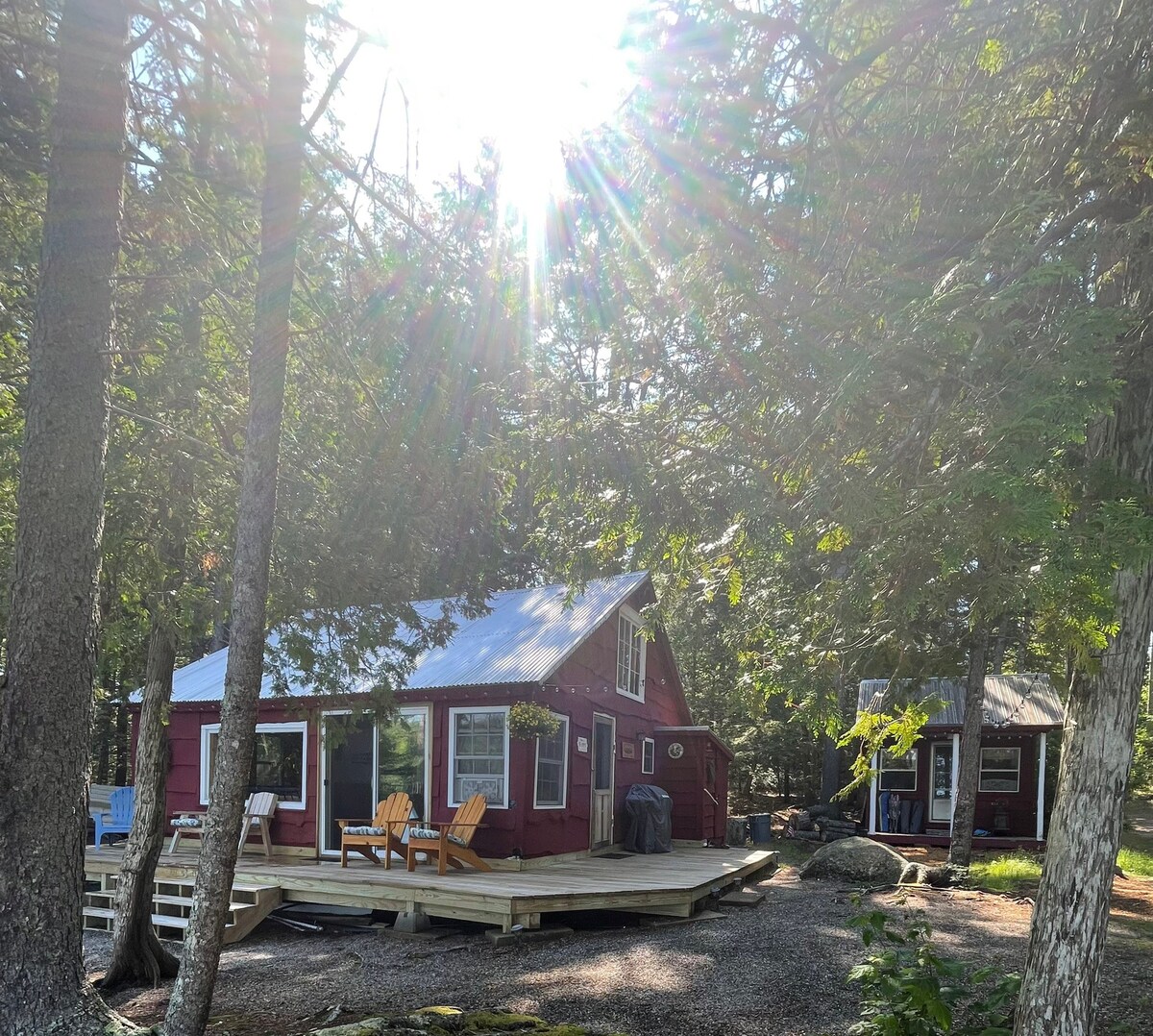Camp + Bunkhouse - Relax on a quiet pond!