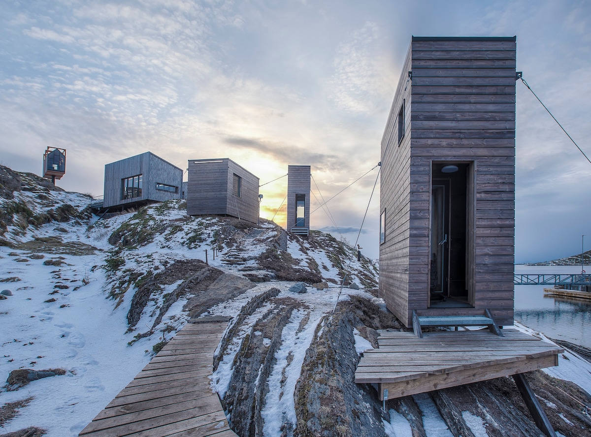 The Arctic Hideaway - Whale Scouter 's Cabin