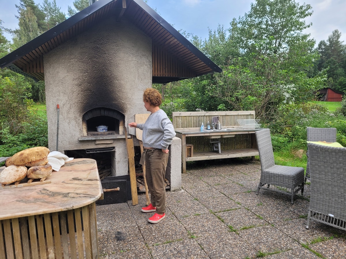 配备桑拿和披萨烤箱2公里Sämsjön的Smultronedet