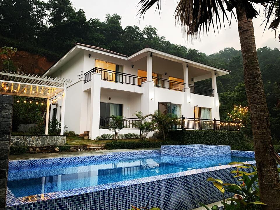 私人泳池别墅，可俯瞰山丘和湖泊的全景