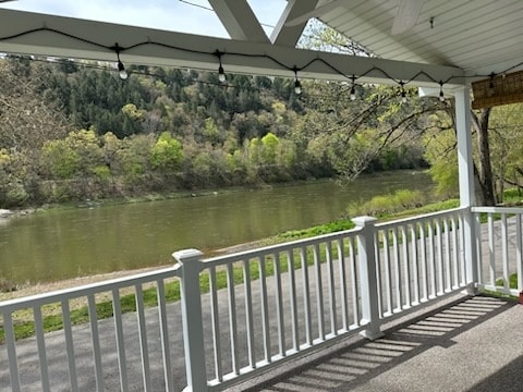 河滨小屋（ Riverfront Cottage ） ，欣赏Allghny Rvr的美景