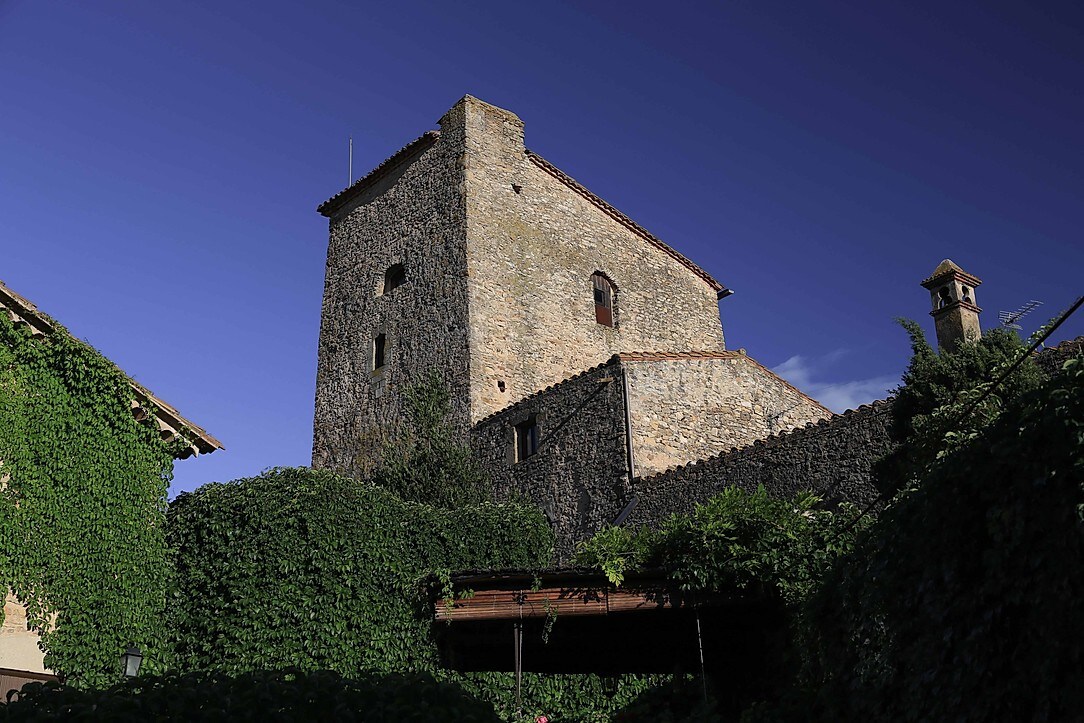 布拉瓦海岸（ Costa Brava/Empordà ） ，萨塔宫（ Sator Palace ） ，中世纪城堡（ Medieval Castle ）。