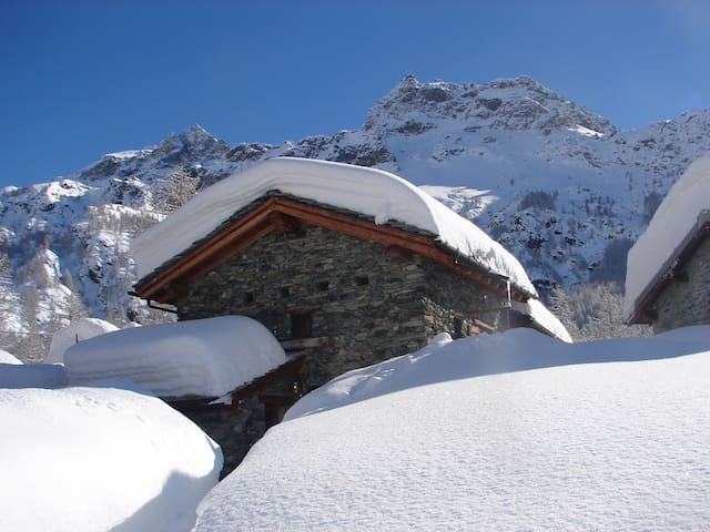 瓦尔图尔嫩凯 (Valtournenche)的民宿