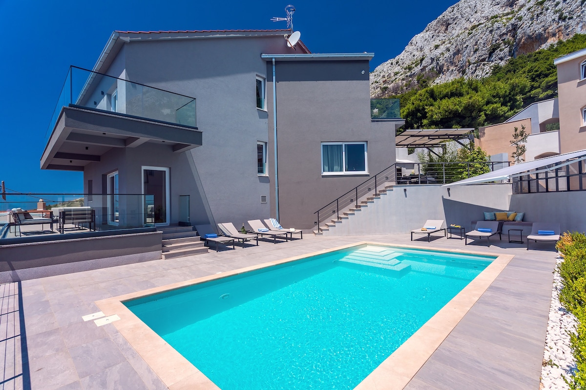 Luxury Villa IPONI - pool, whirlpool, sauna & gym