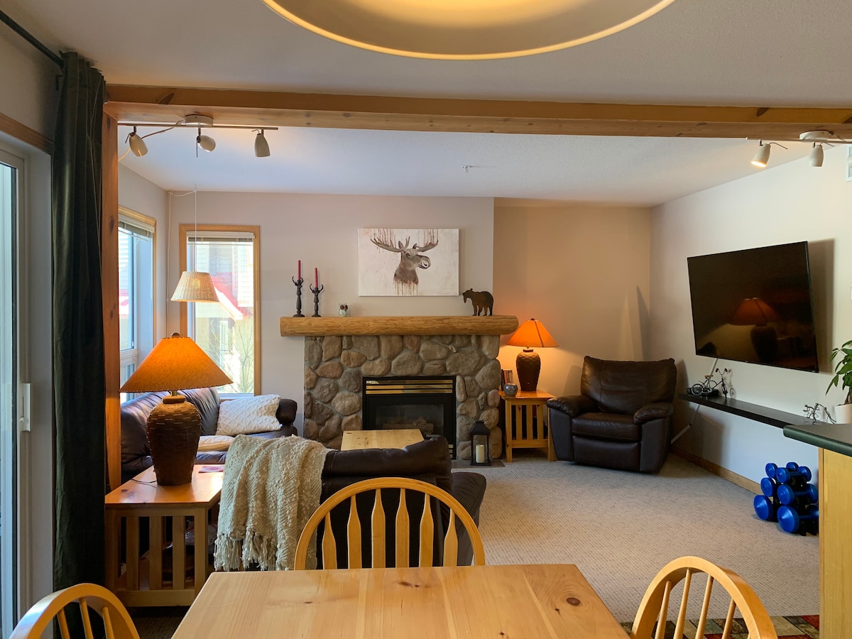 Fernie! 2 bdr | Sleeps 7 | Private Hot Tub | BBQ