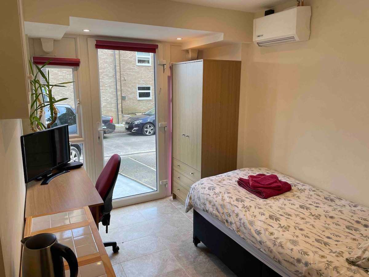 Comfy single room near station