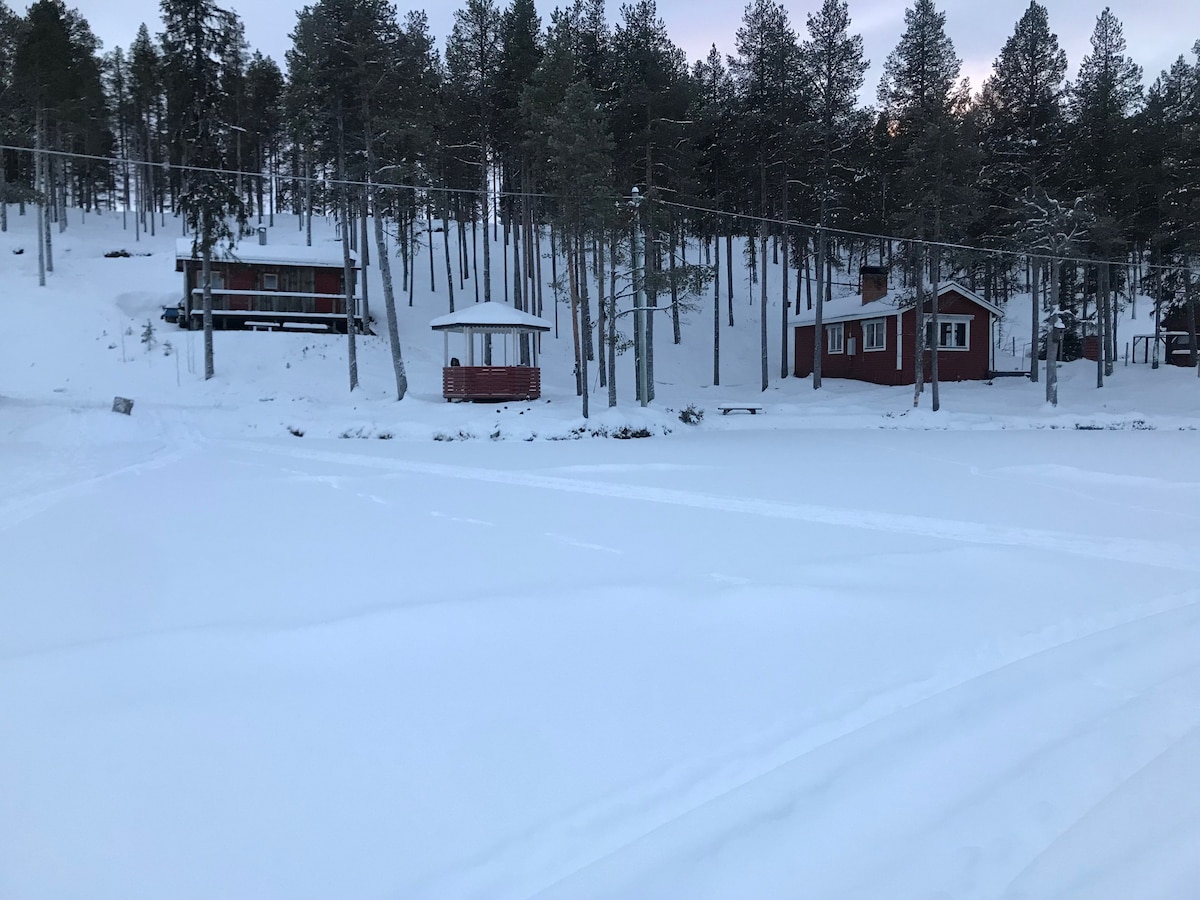 位于poikkijärvi湖边的舒适小屋