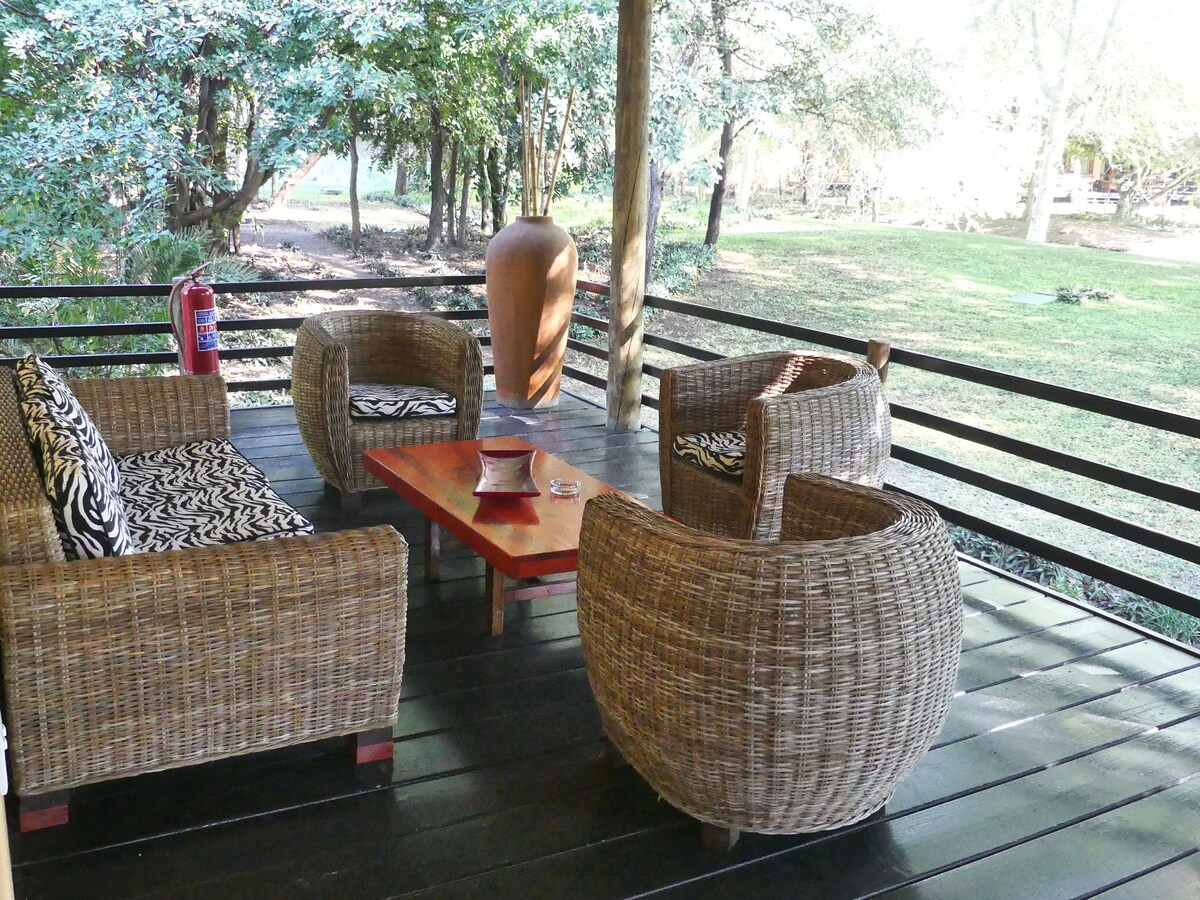 Luxurieus House位于克鲁格公园（ Kruger Park ）附近的安全庄园内。
