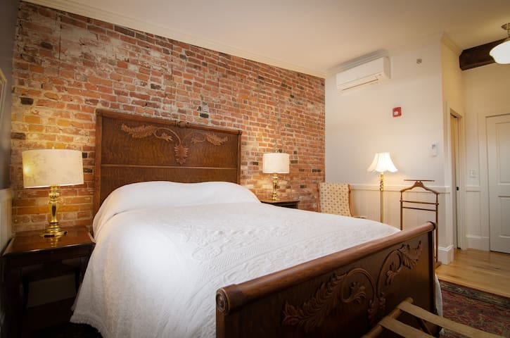 1867 Parkview Inn Boutique Hotel - Cozy Queen