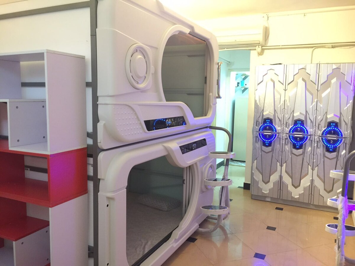 中国香港公寓型住宅里的合住房间香港中上环太空舱房