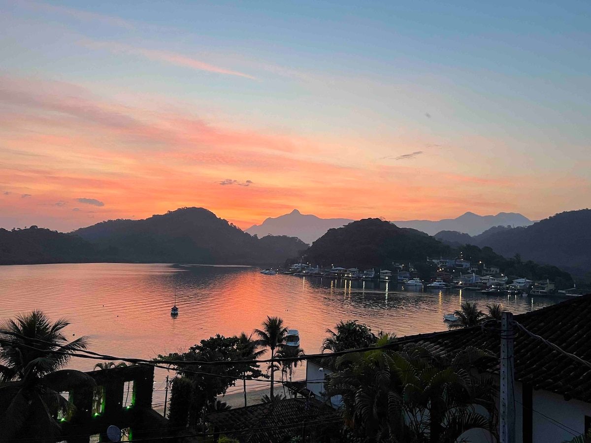 Ótima casa com praia particular  e vista incrível