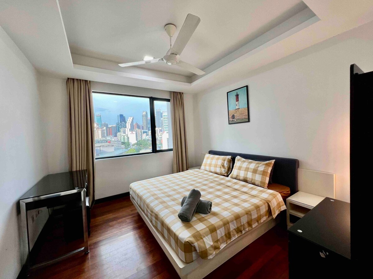 武吉免登（ Bukit Bintang ）附近现代干净的2卧2卧2卧室公寓