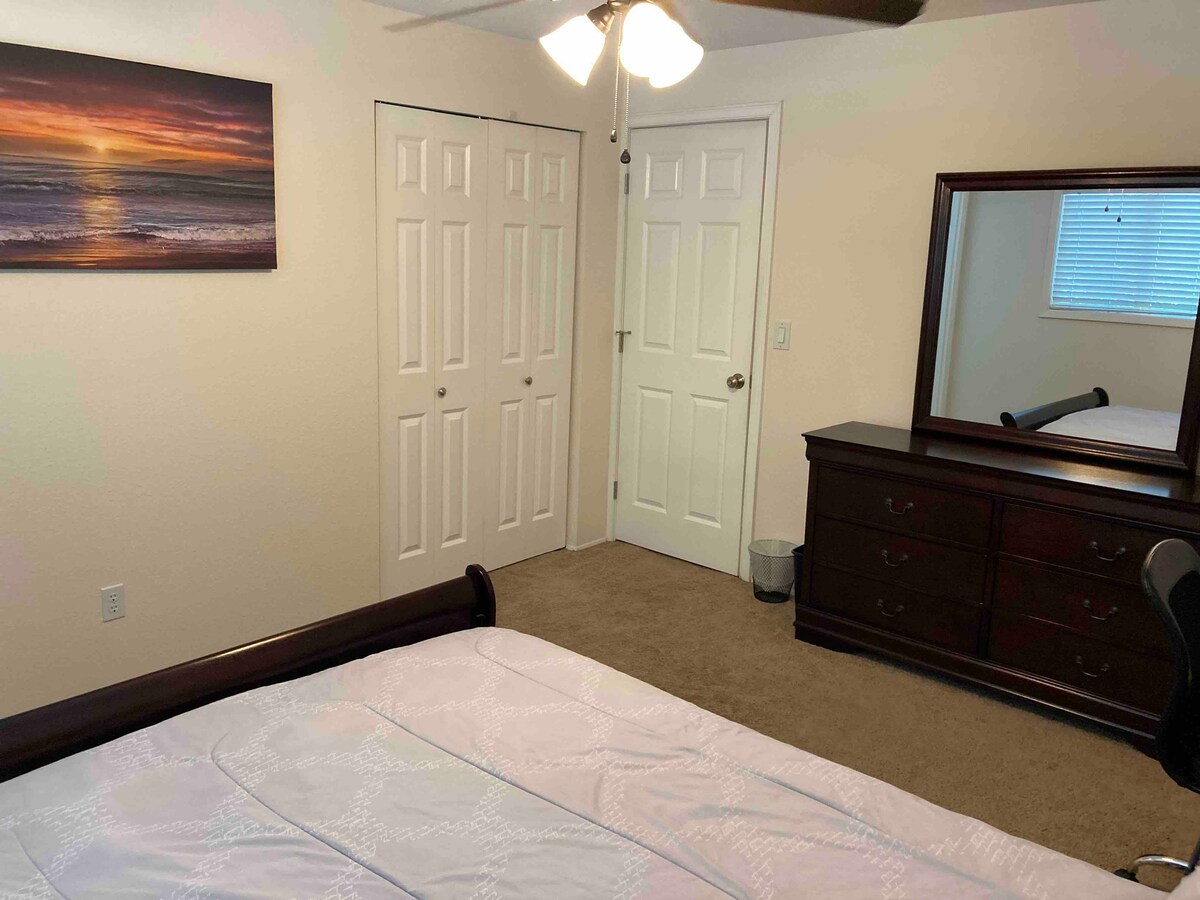 舒适的标准双人床（仅限1位房客） ，配备无线网络和书桌