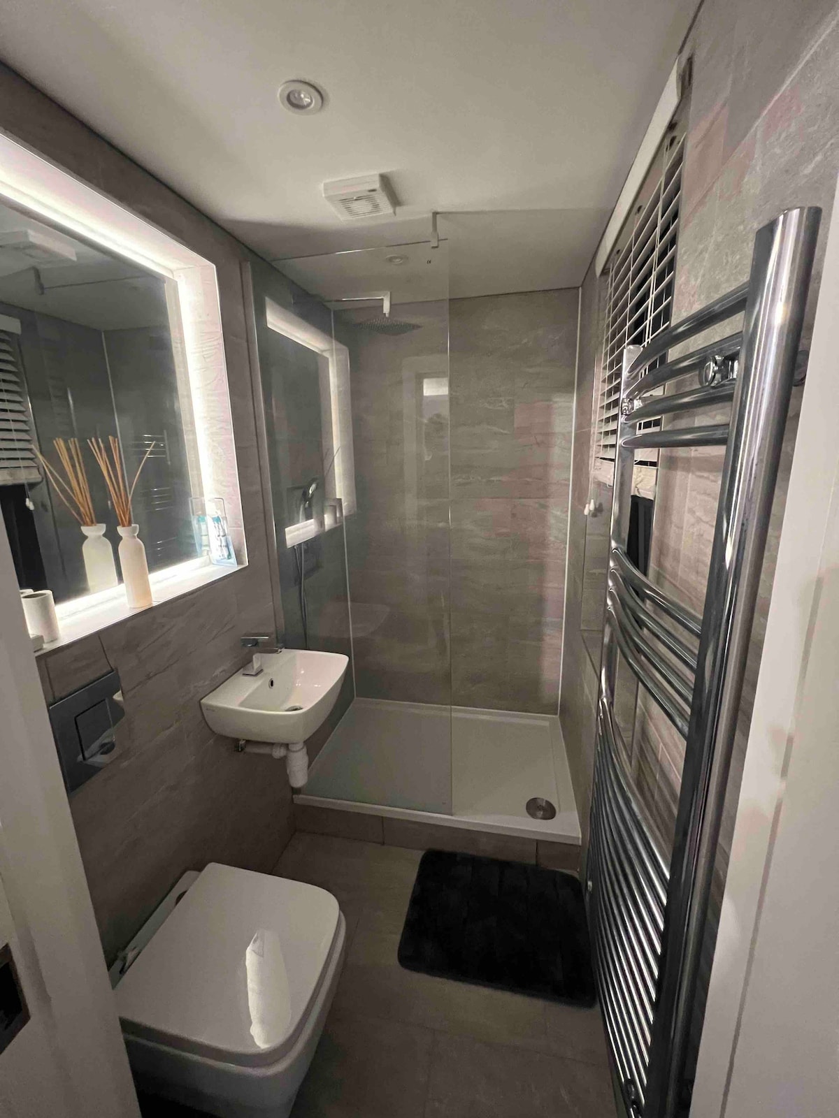 En suite room, docklands