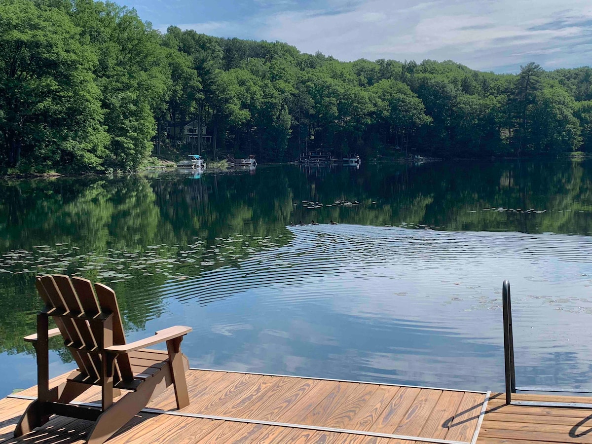 Lakeside luxury, close to TC, with kayaks!