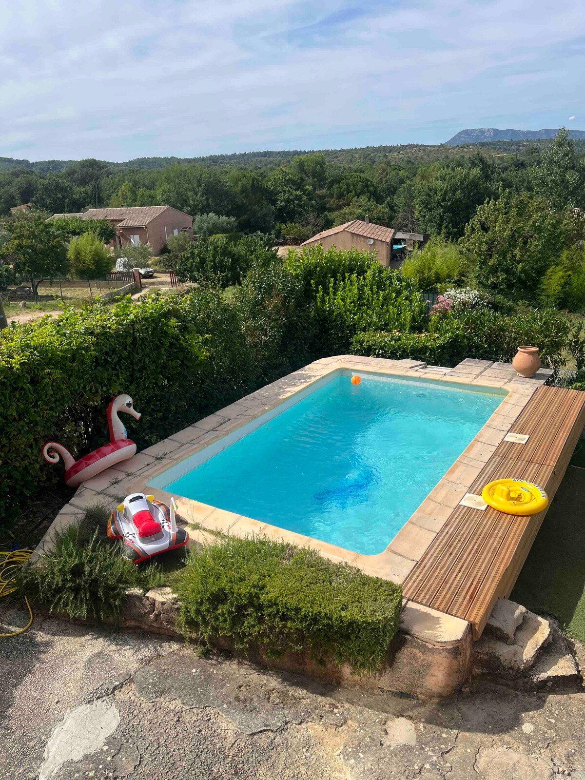 场地上的乡村别墅和游泳池（ Le Val ， 83 ）