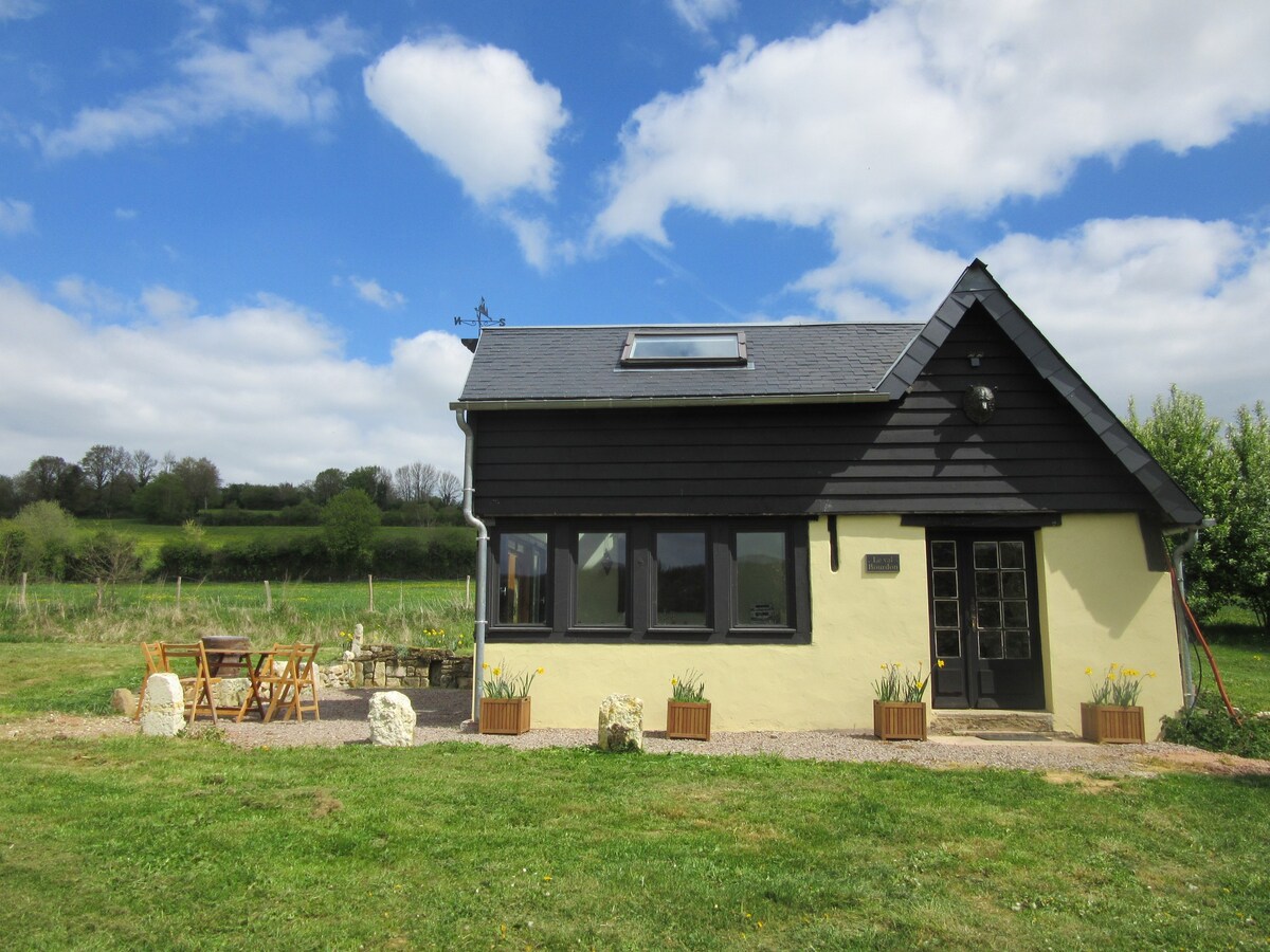 Rustic Private Cottage Set In A Tranquil Setting