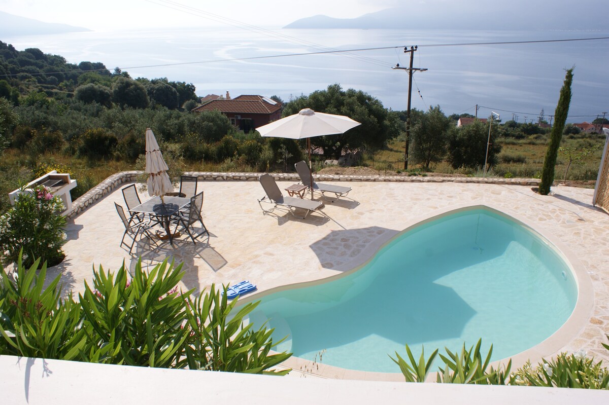 这栋漂亮的别墅配备私人泳池和绝佳的海景