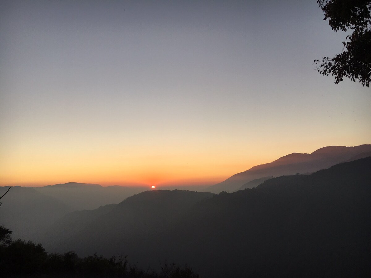 清境莫妮卡工坊地理位置好找，三人套房舒適床組讓旅遊清境的您擁有好睡眠