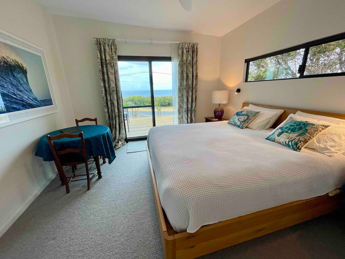 ‘Windance’. Amazing coastal views. Private suite.