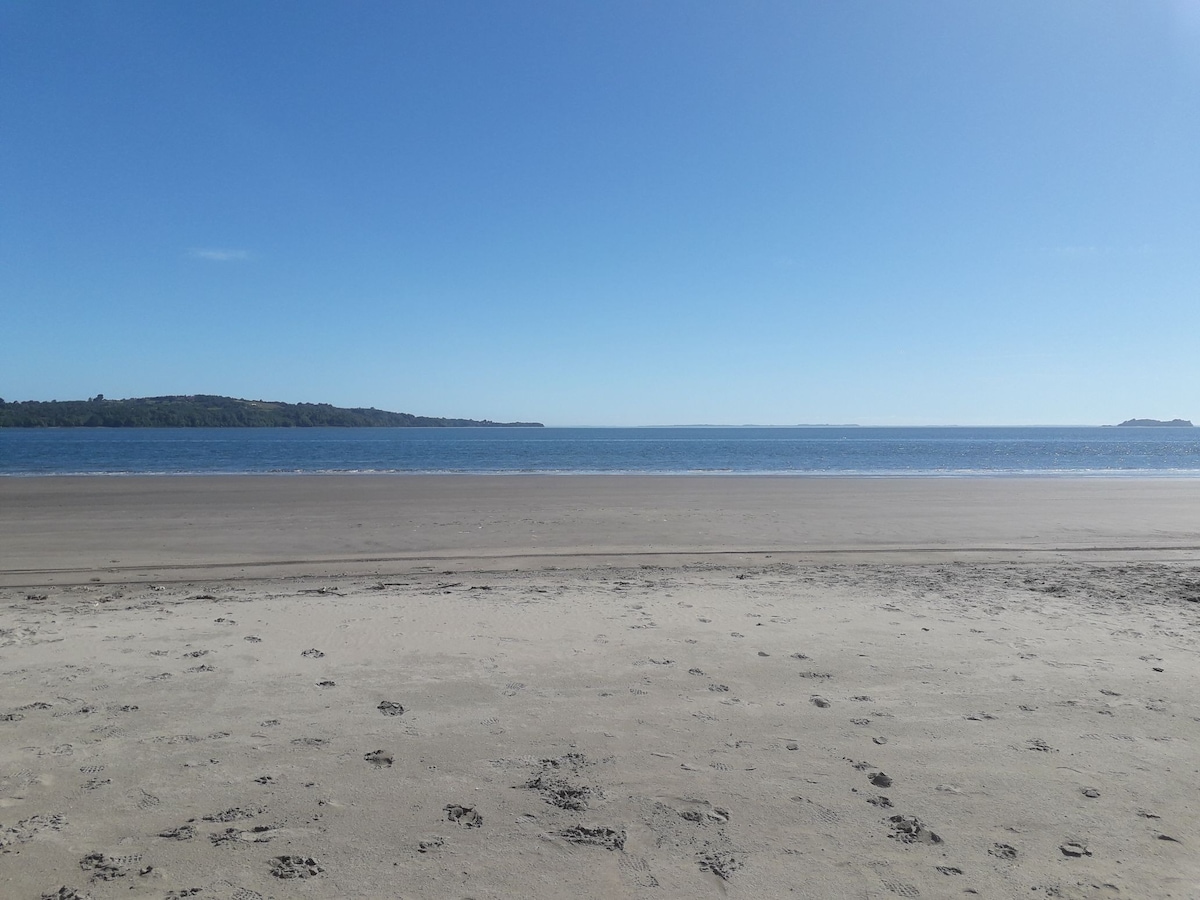 Depto en la playa con estacionamiento privado .