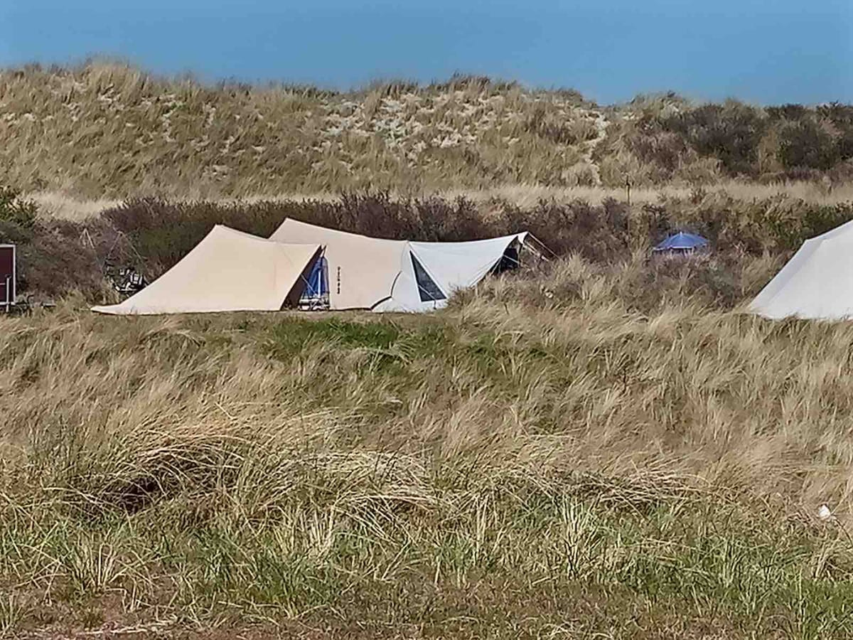 我的帐篷在一个安静的地方的沙丘上。