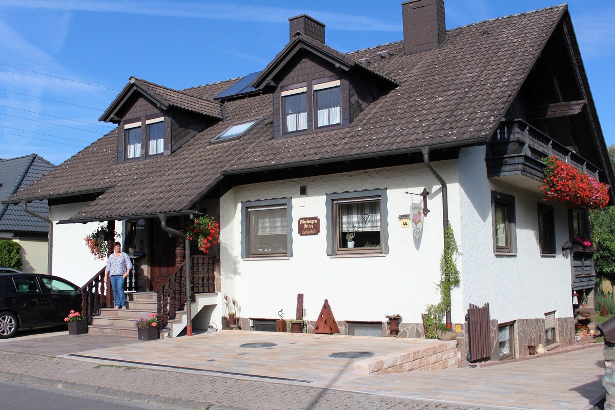 Gästehaus Schnabel （ Großwallstadt ） ， 3号房，带花园通道和主景观
