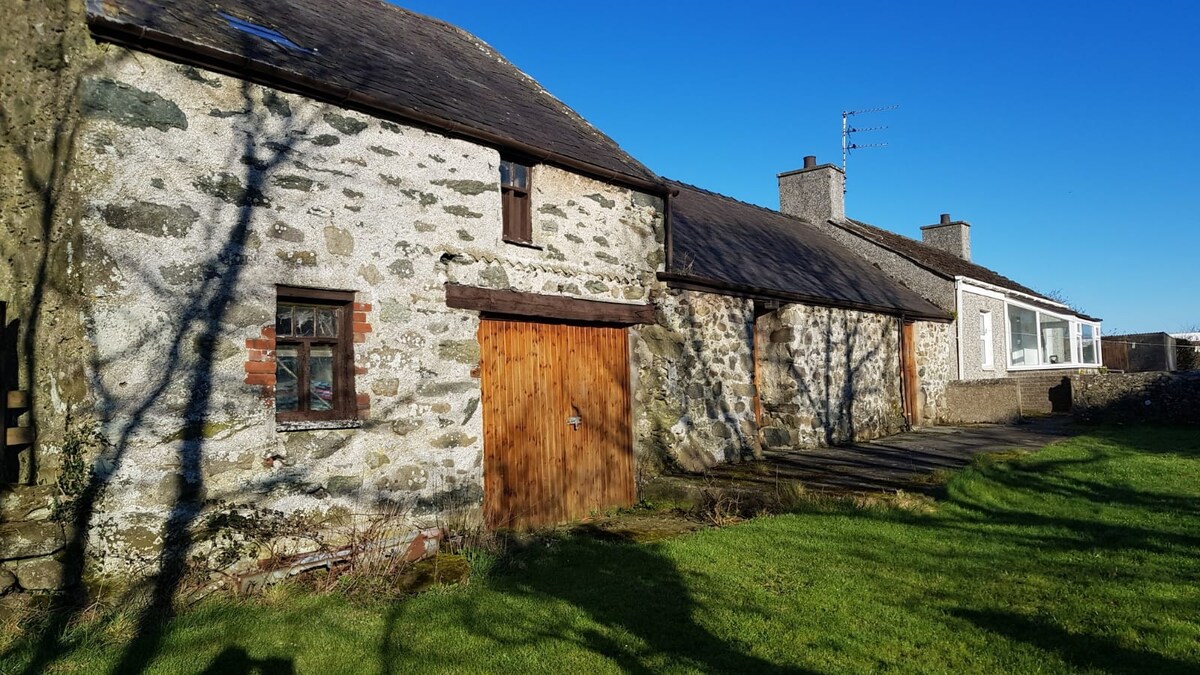 Farm Bodorgan
2 bedroom cottage with free parking.