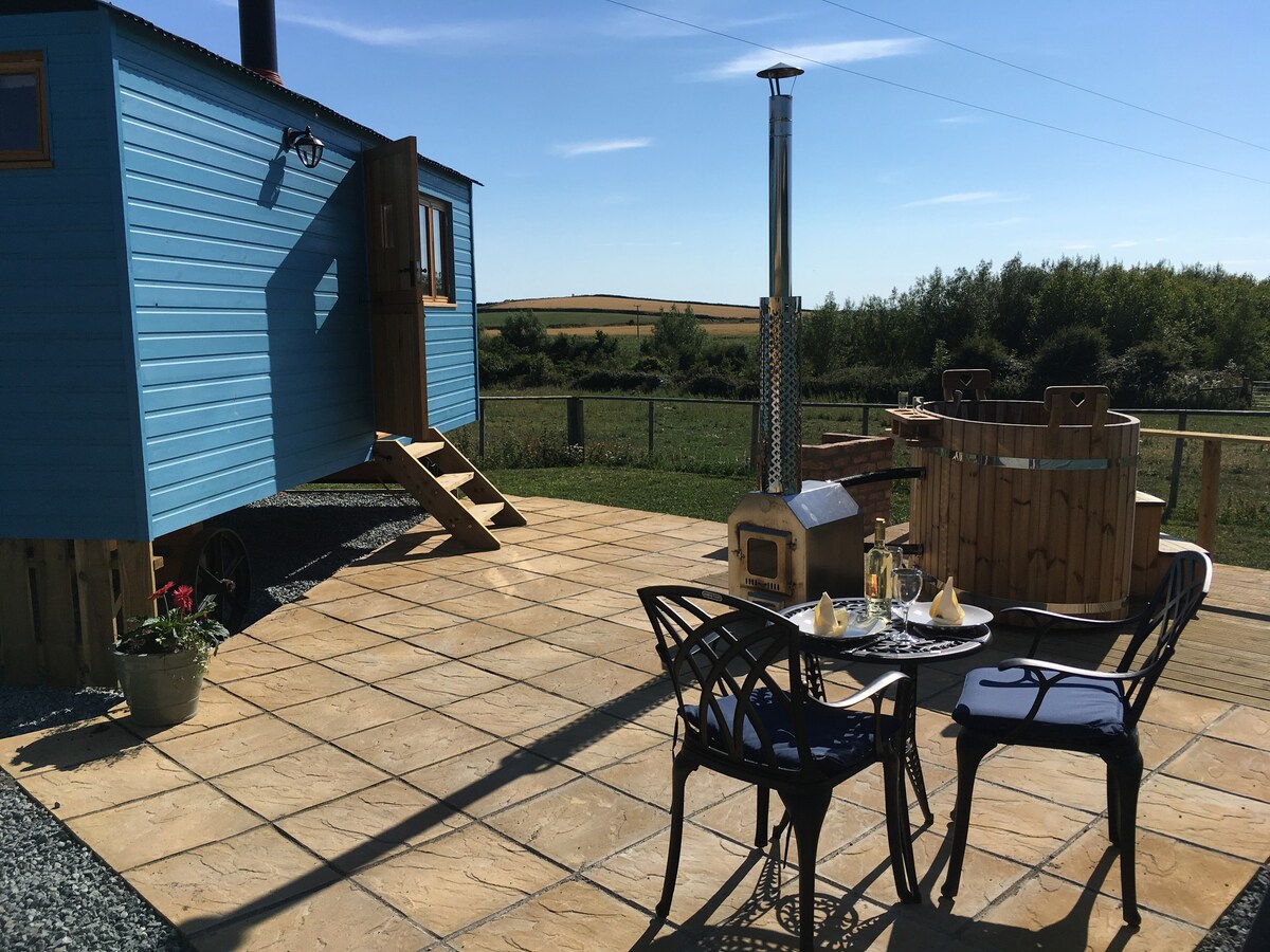 沙滩安格尔西（ Sandy Beach Anglesey ）的Bea 's Hut ，配备热水浴