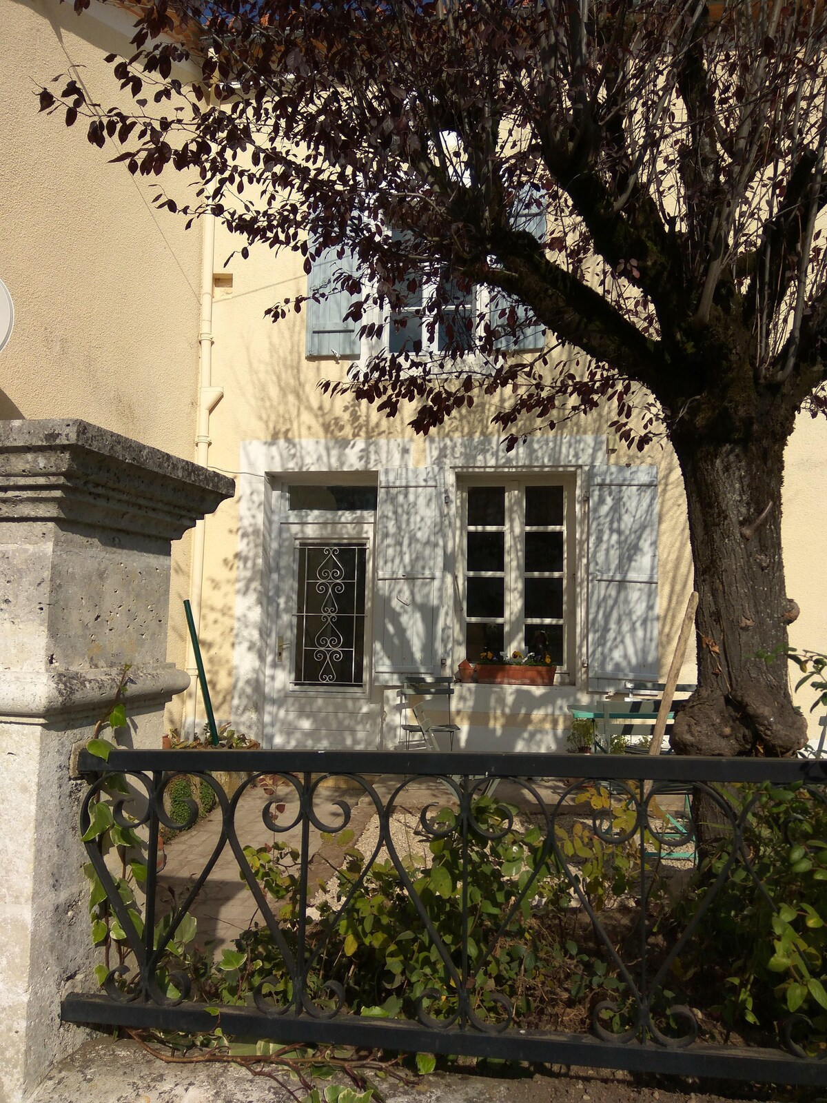 Le Petit Cerisier, character riverside cottage
