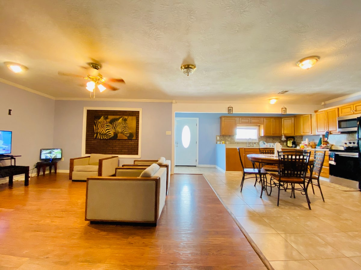 Cheerful 4 bed & Close To I-10 , Casinos & S.Park