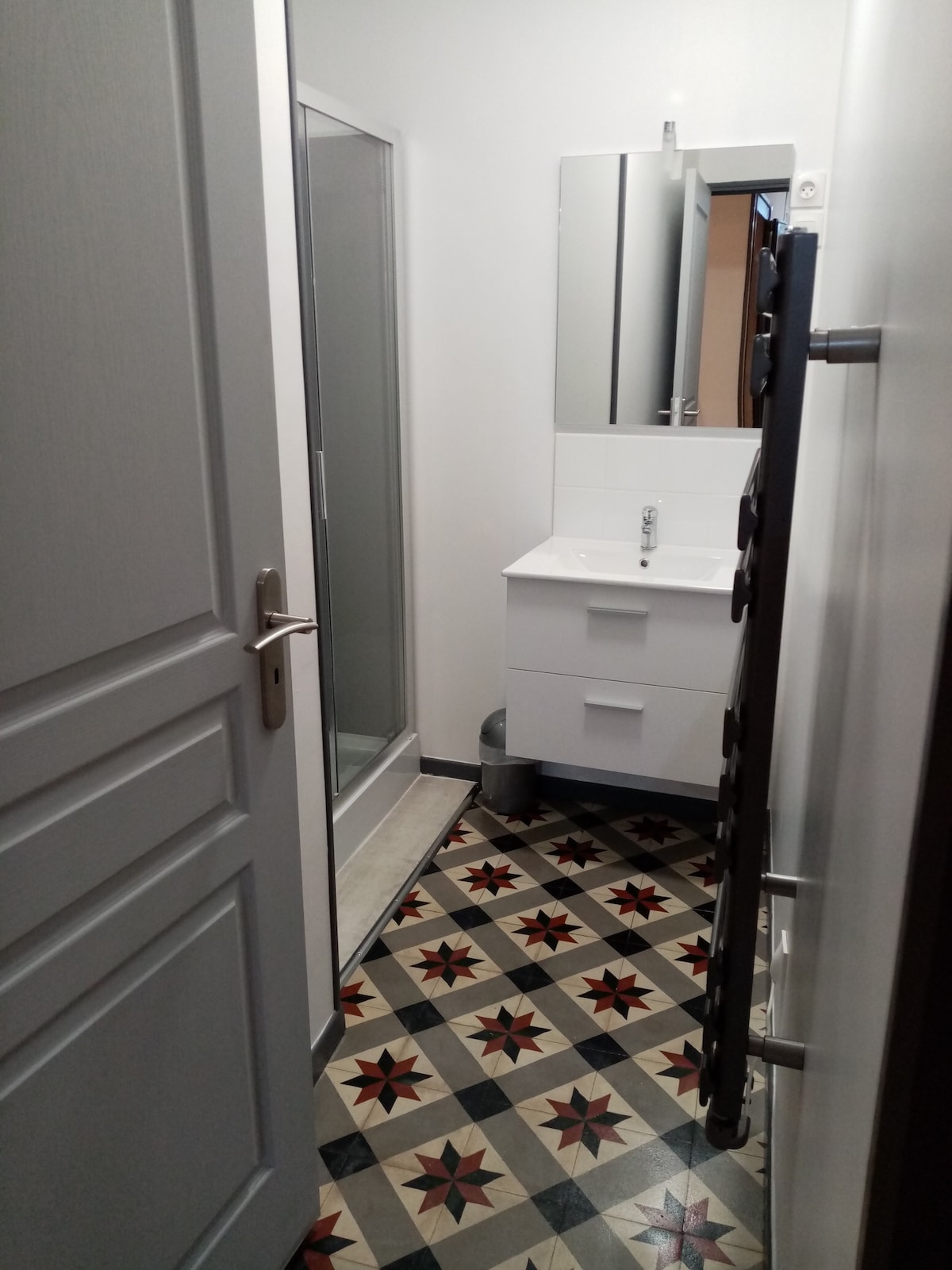 appartement au rez-de-chaussée avec une cour