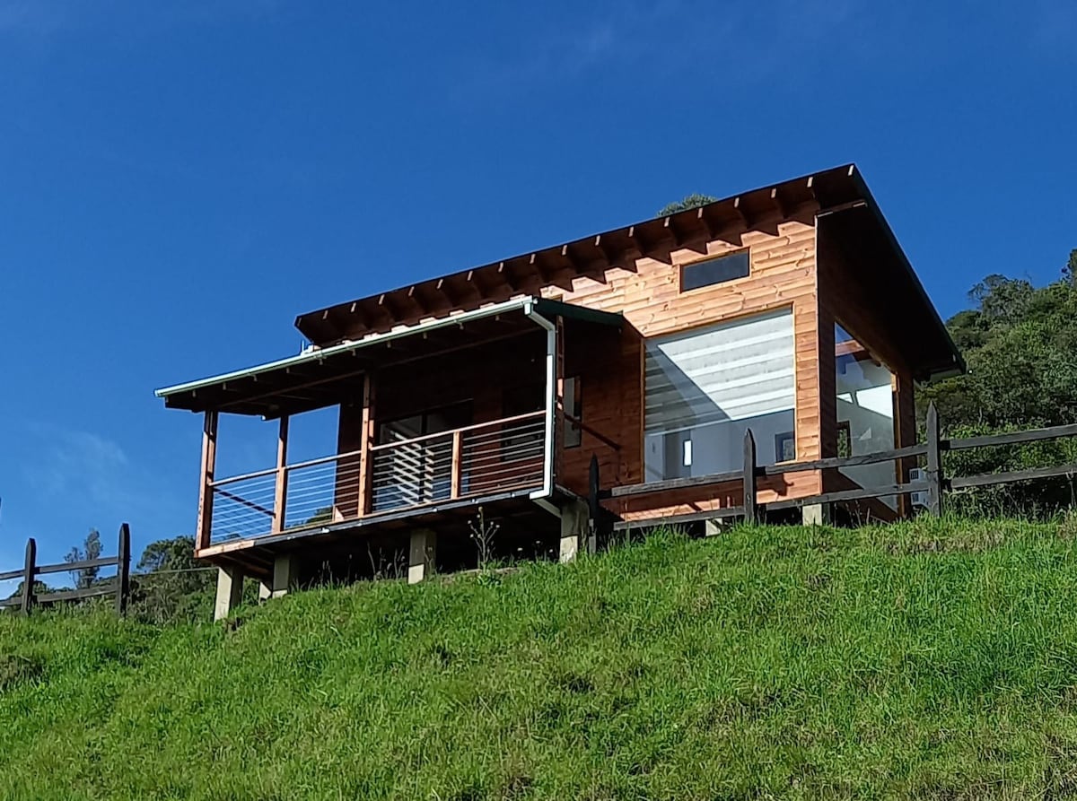 Casa con energía solar en la montaña
