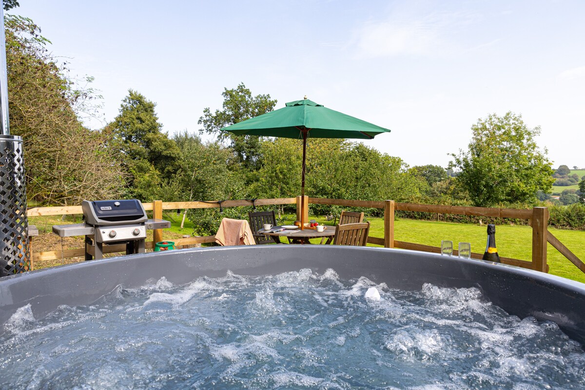 Luxury hot tub, rural views, 1 acre fenced orchard